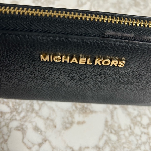 Michael Kor ladies black zip wallet. New WOT. Beautiful wallet with hand strap. - Picture 14 of 15